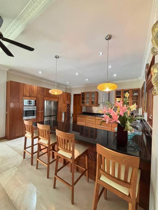 4 Bedroom Tropical Luxury Seminyak (Bali)
