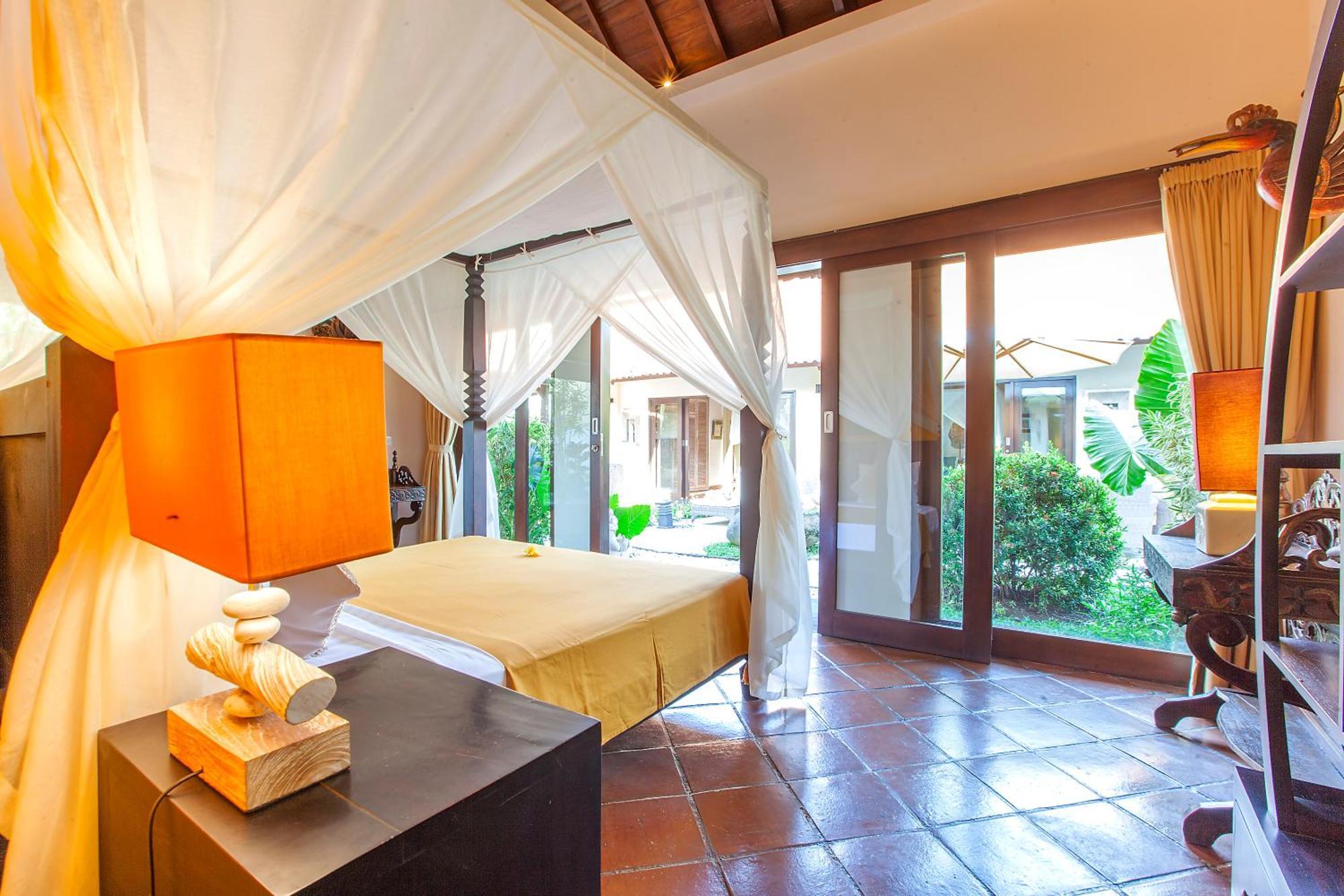 Intimate In Villa *