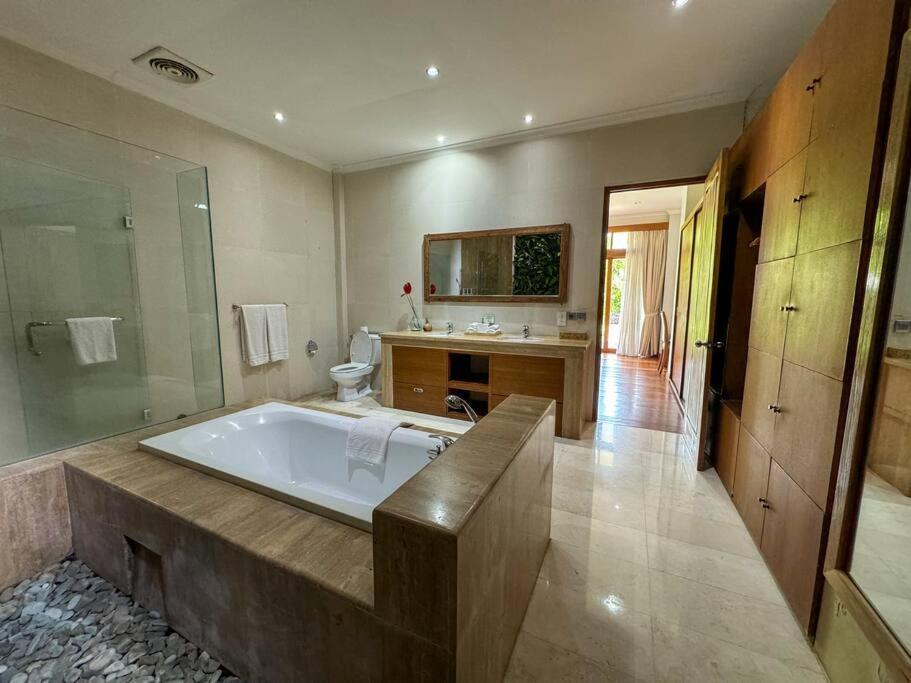 Party Size 4 Bedroom Kerobokan * Seminyak (Bali)