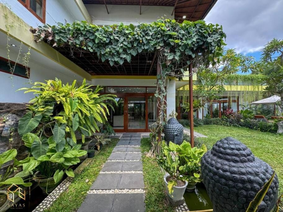 Party Size 4 Bedroom Kerobokan *