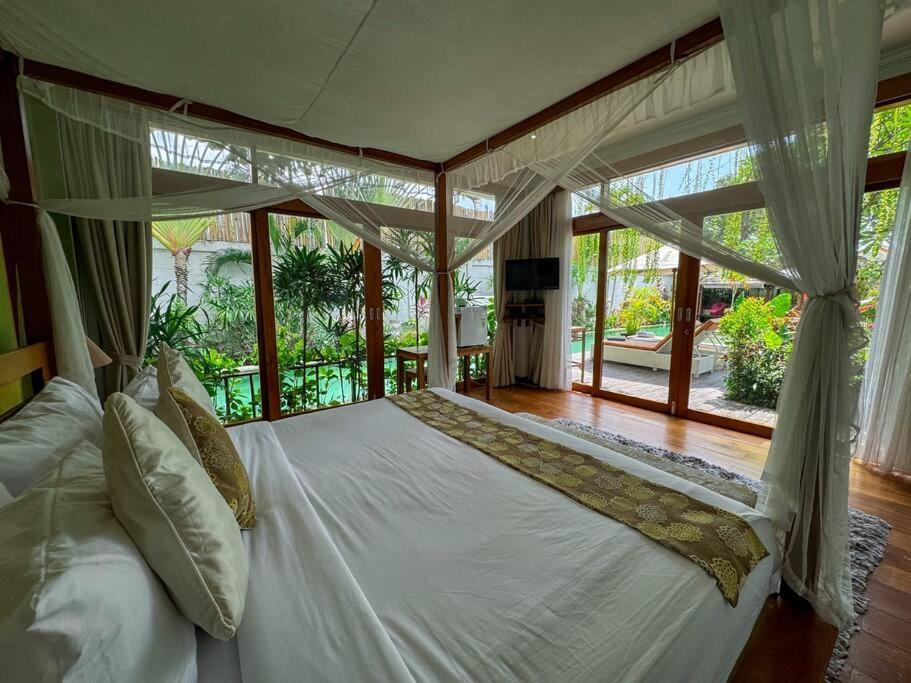 Party Size 4 Bedroom Kerobokan Villa Seminyak (Bali)