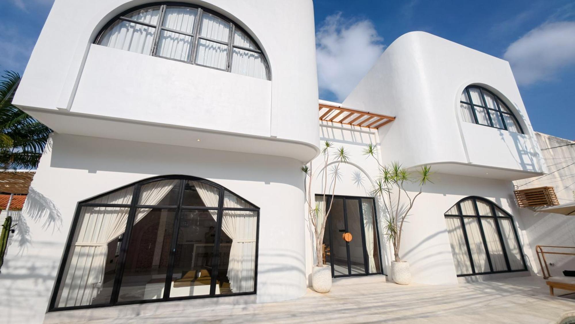 Miko Seminyak (Bali)