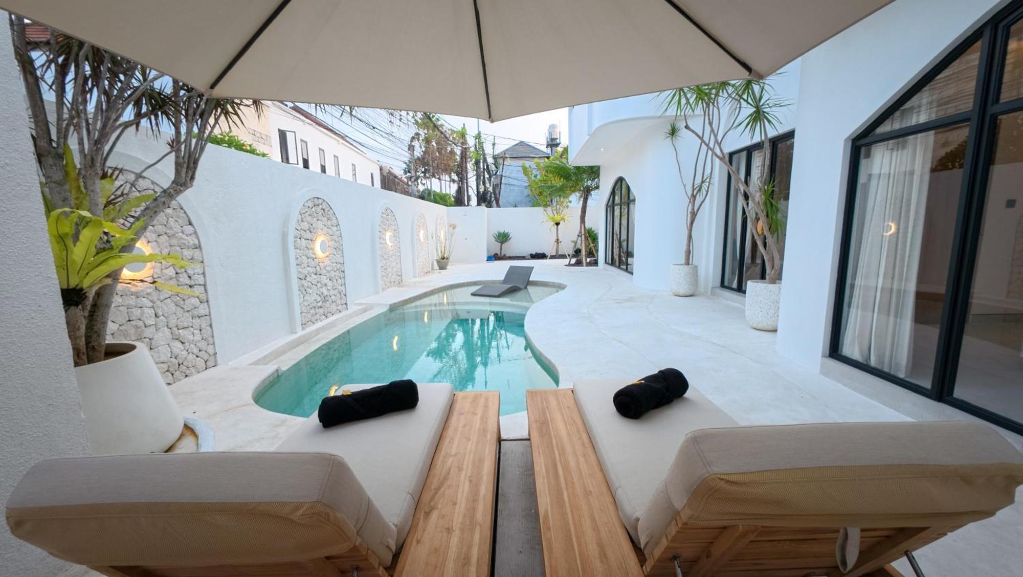 Miko Seminyak (Bali)