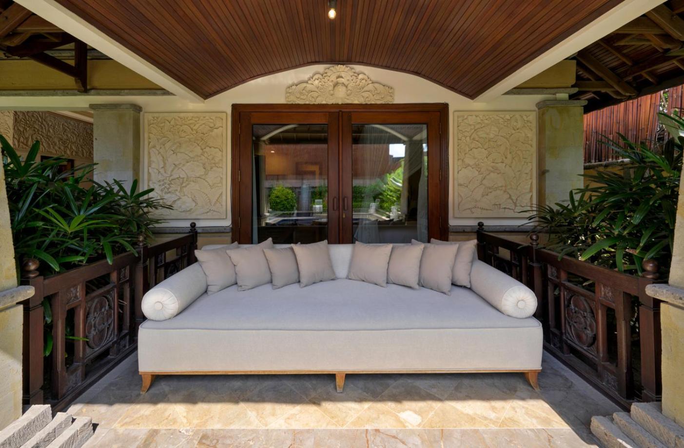 Deh Simba At Oberoi Vila *