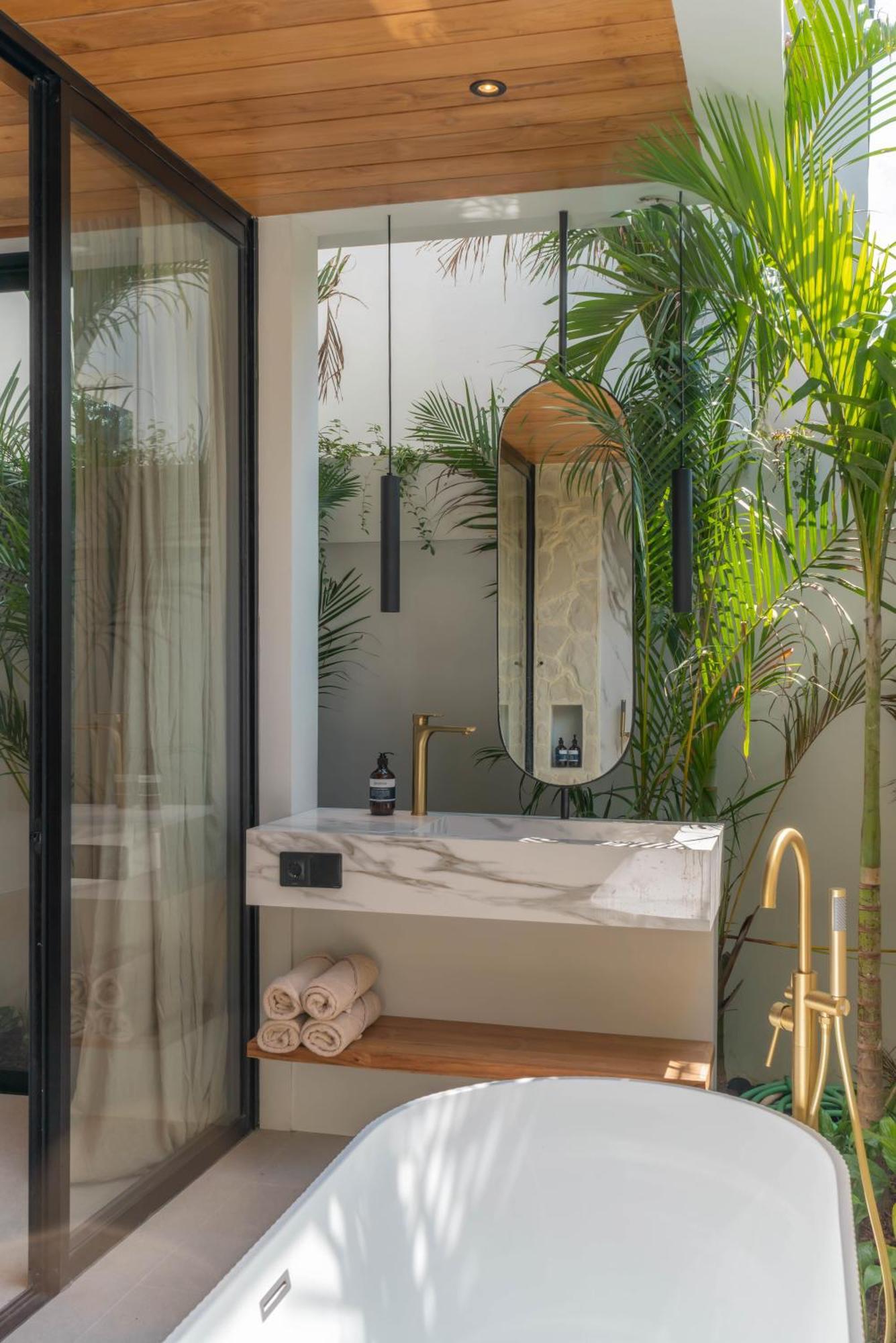Vaya - Luxe & Stylish 3br Just Steps From The Villa Seminyak (Bali)