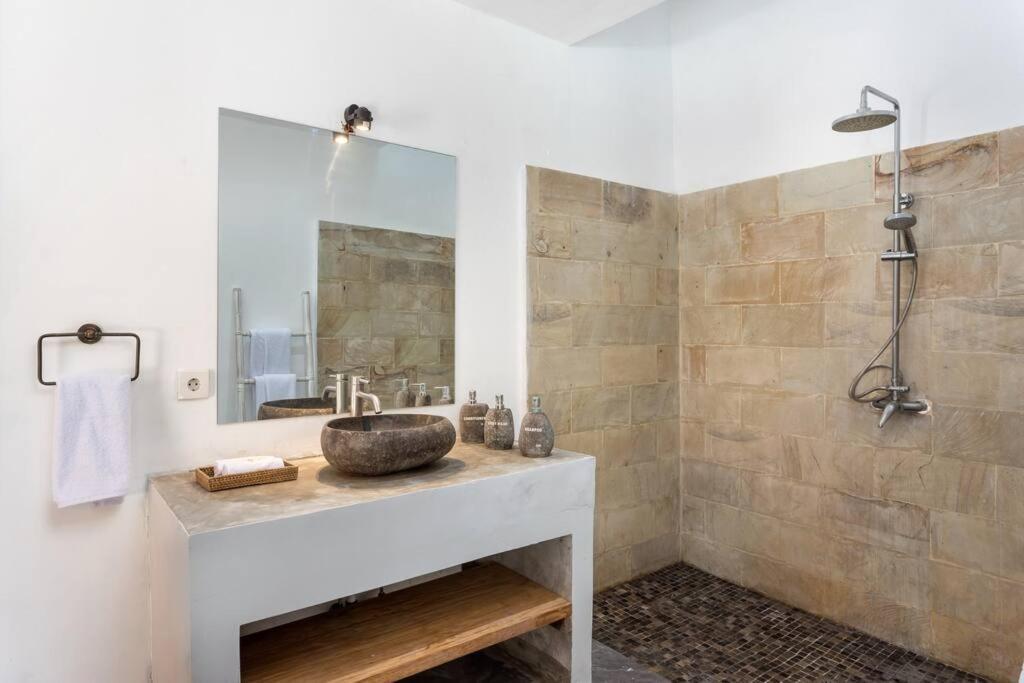 Julietta, 4 Bedroom In The Heart Of Villa Seminyak (Bali)