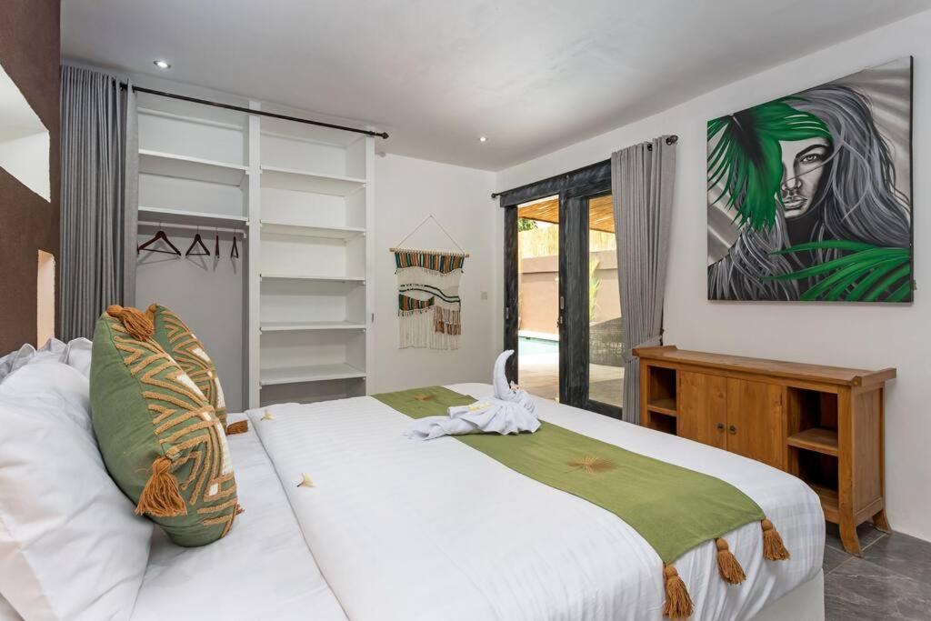 Julietta, 4 Bedroom In The Heart Of Villa Seminyak (Bali)