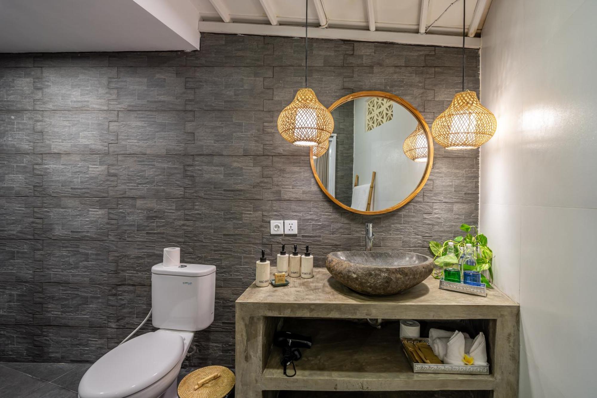 The Hepburn Stylish Single Room Guesthouse With Shared Pool 900M From Seminyak Beach