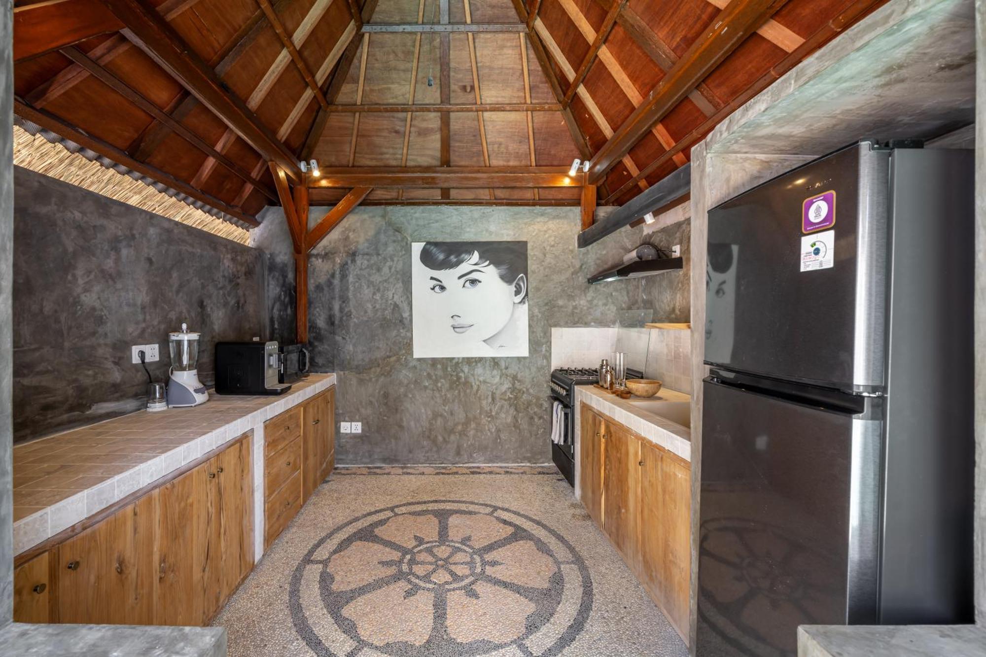 The Hepburn Stylish Single Room Guesthouse With Shared Pool 900M From Seminyak Beach Seminyak (Bali)