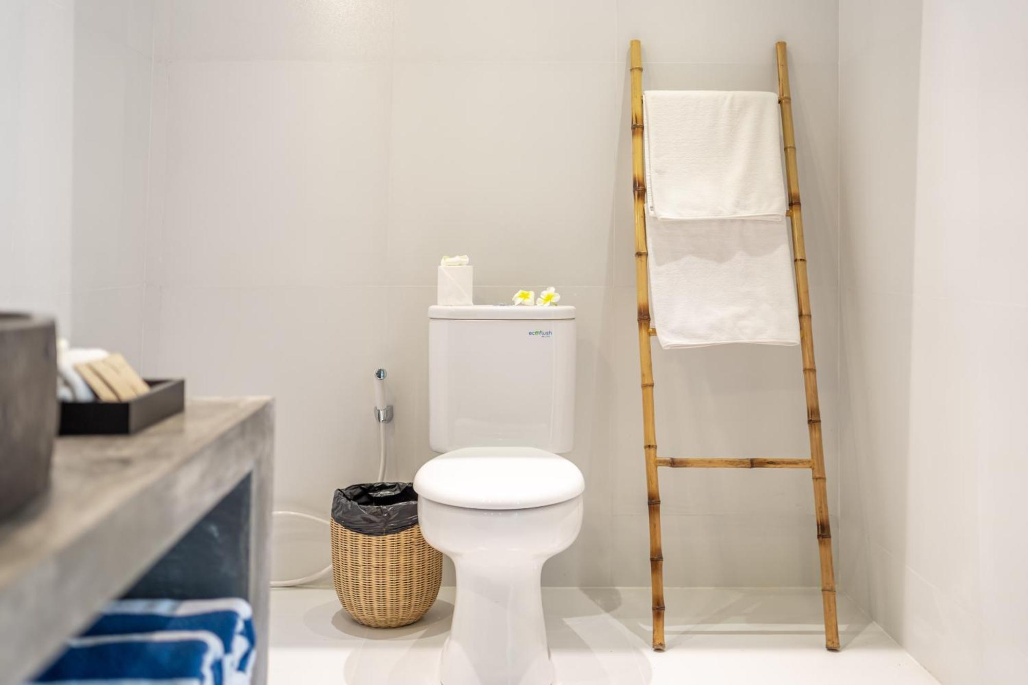The Hepburn Stylish Single Room Guesthouse With Shared Pool 900M From Seminyak Beach