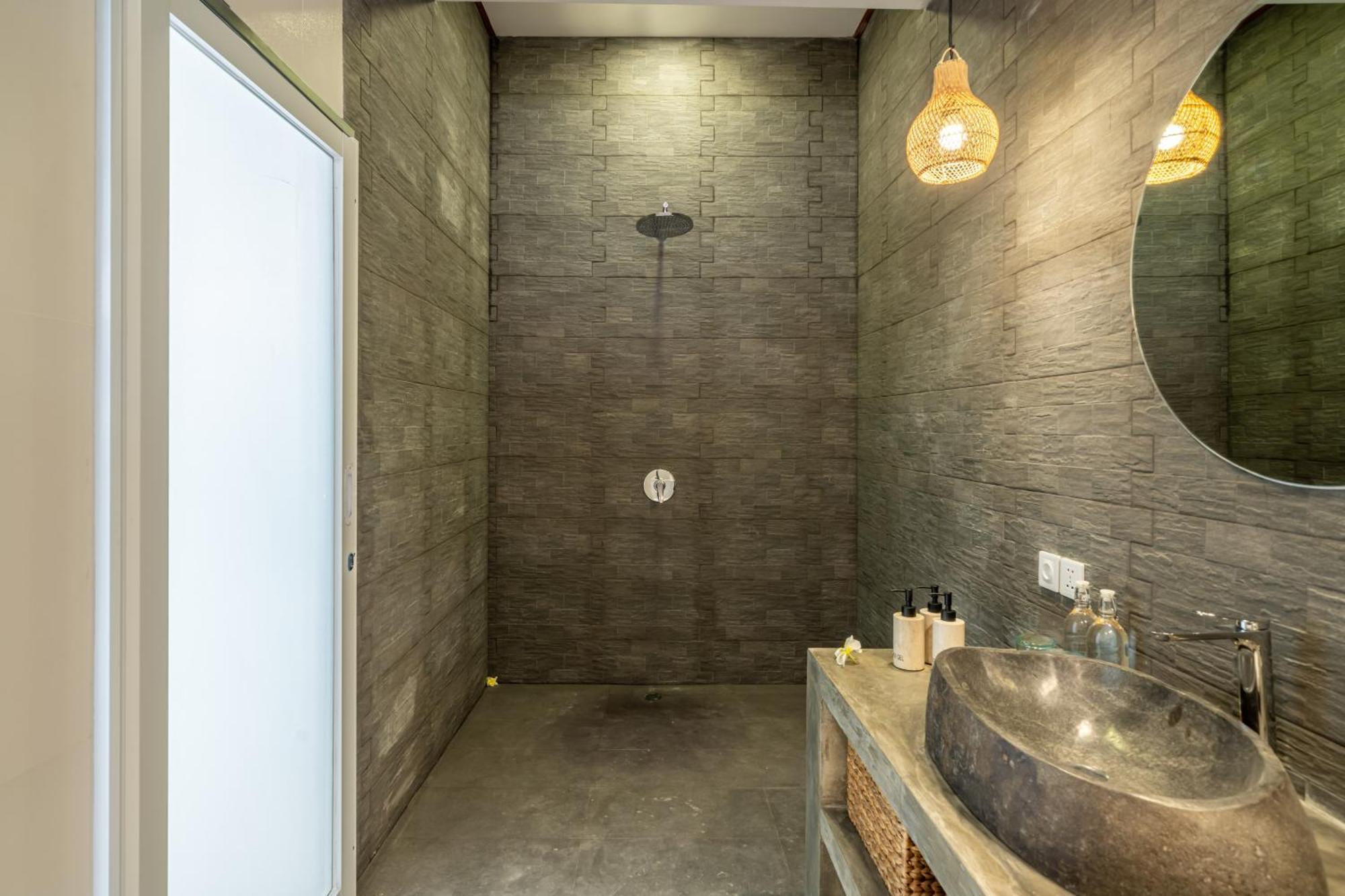 The Hepburn Stylish Single Room Guesthouse With Shared Pool 900M From Seminyak Beach