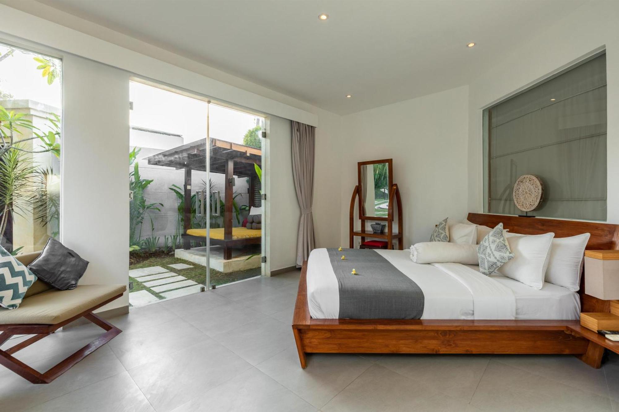 Villa Spacious 4br With Pool In *