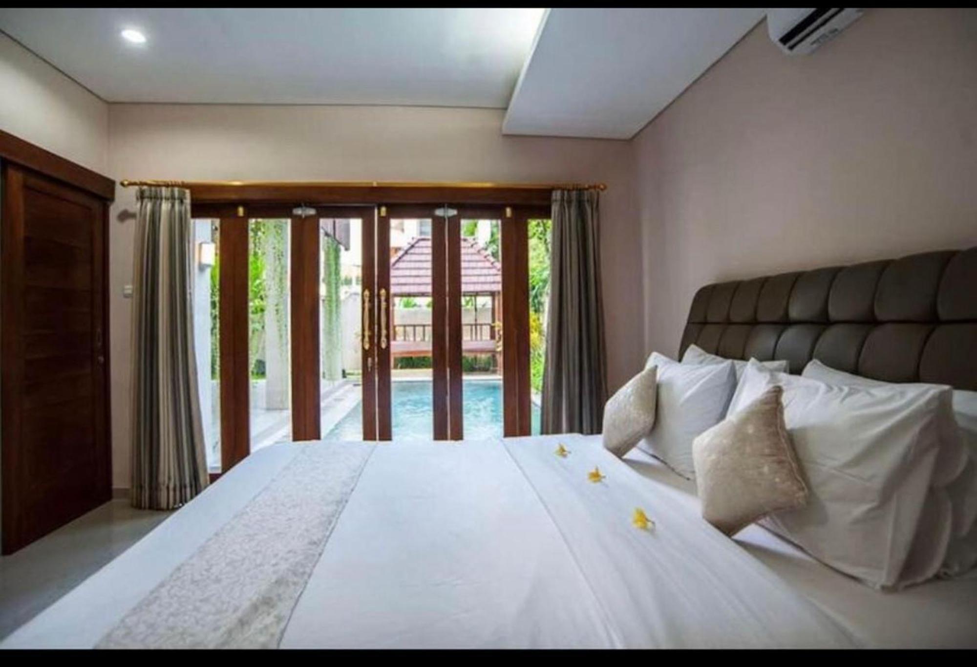 Huge Two Storey 4 Bed 4 Bath With Pool Right In The Heart Of Pousada Seminyak