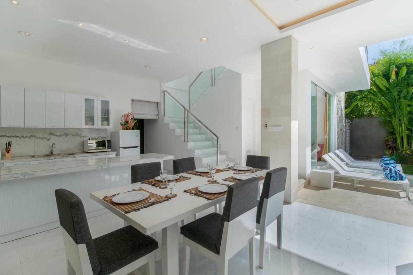 Superb 3 Bed Villa, Walk To Beach, Fast Wi-fi, Seminyak (Bali)