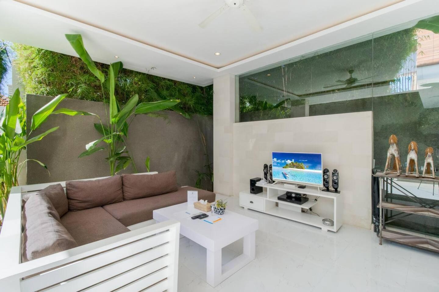 Superb 3 Bed Villa, Walk To Beach, Fast Wi-fi,