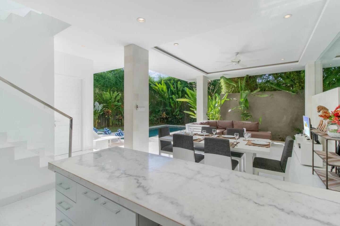 Superb 3 Bed Villa, Walk To Beach, Fast Wi-fi, Villa *