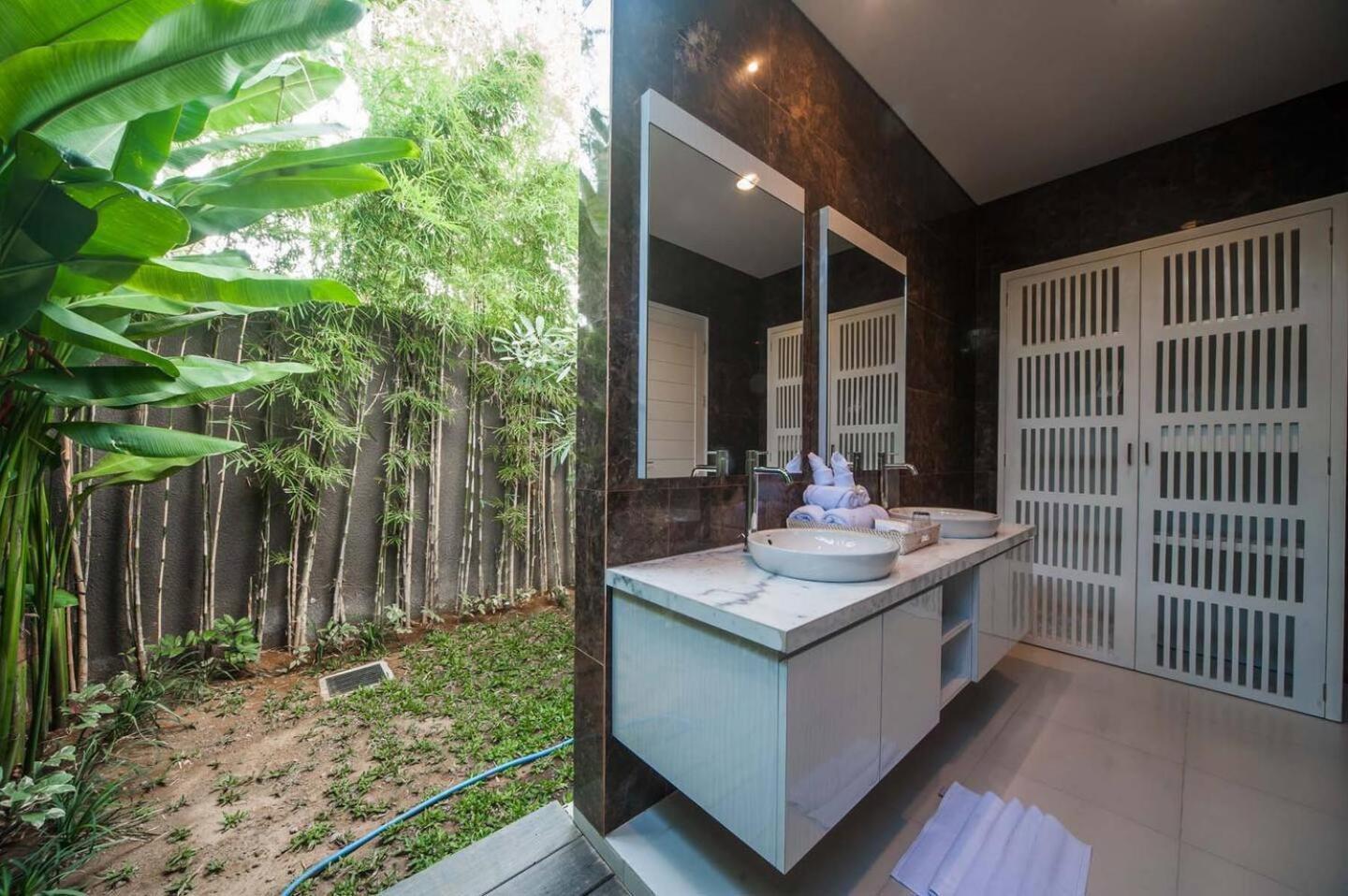 Superb 3 Bed Villa, Walk To Beach, Fast Wi-fi, Villa Seminyak (Bali)