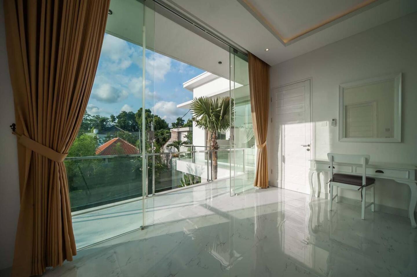Superb 3 Bed Villa, Walk To Beach, Fast Wi-fi, Villa Seminyak (Bali)