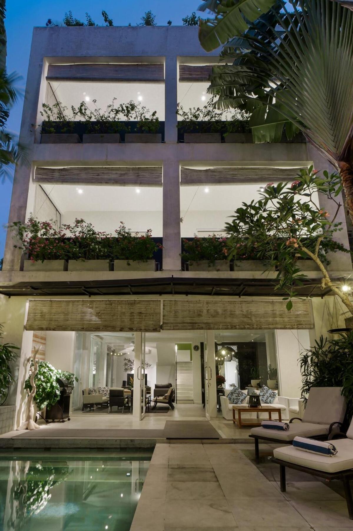 4br Group Holiday, Walk To Fitness, Food, Villa