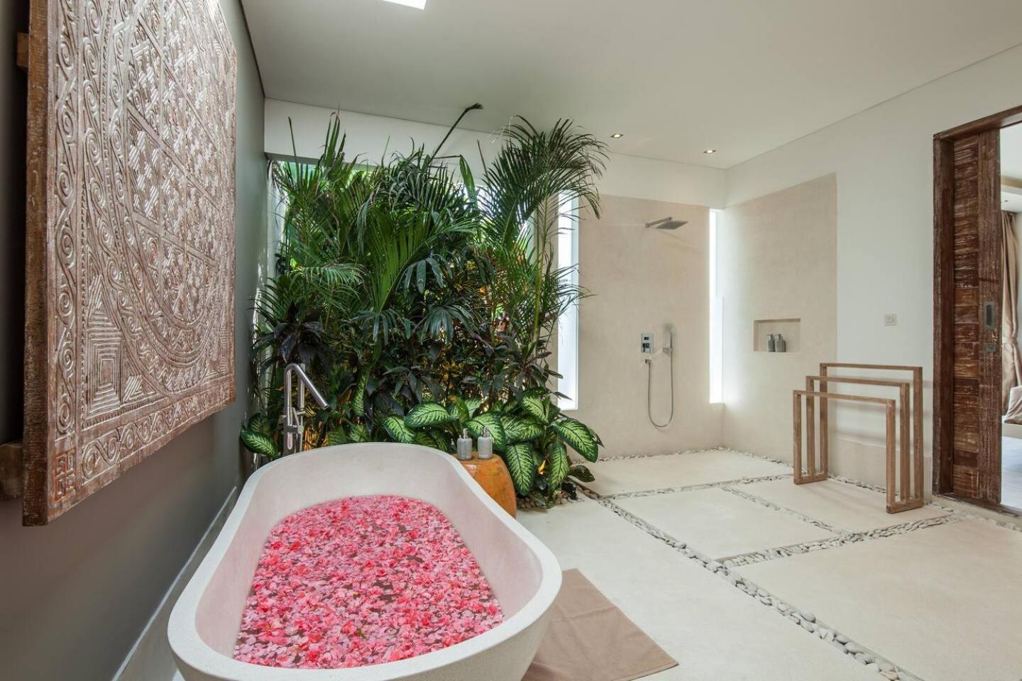 Elegant 4-bedroom In Villa *