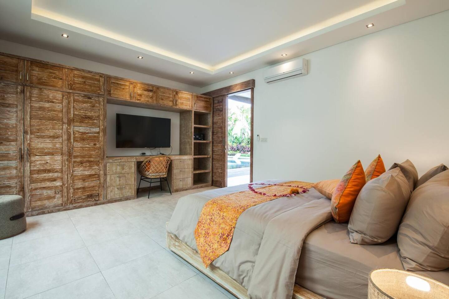 Elegant 4-bedroom In Villa