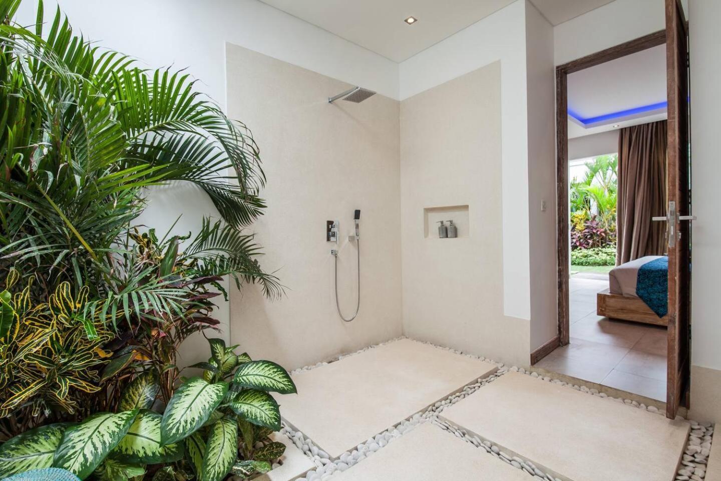 Large 4 Bd Large Garden And Pool