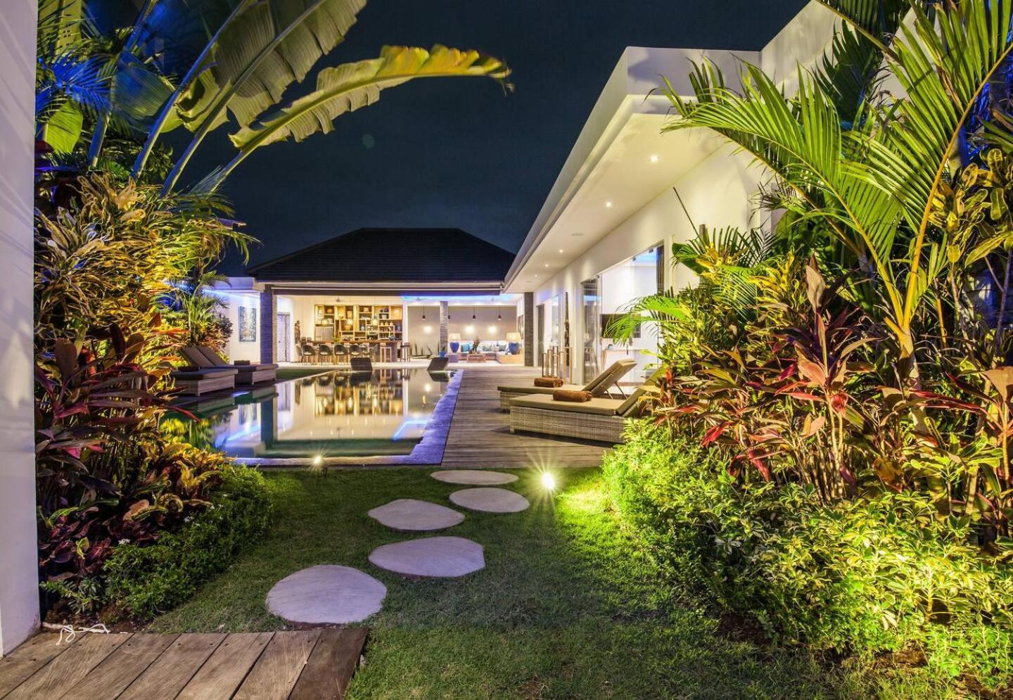Large 4 Bd Large Garden And Pool Villa *