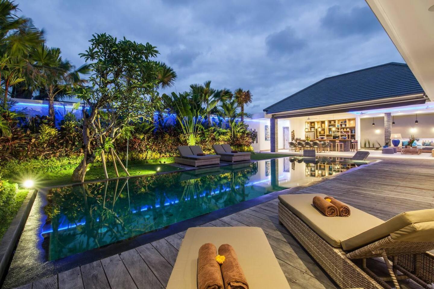 Large 4 Bd Large Garden And Pool