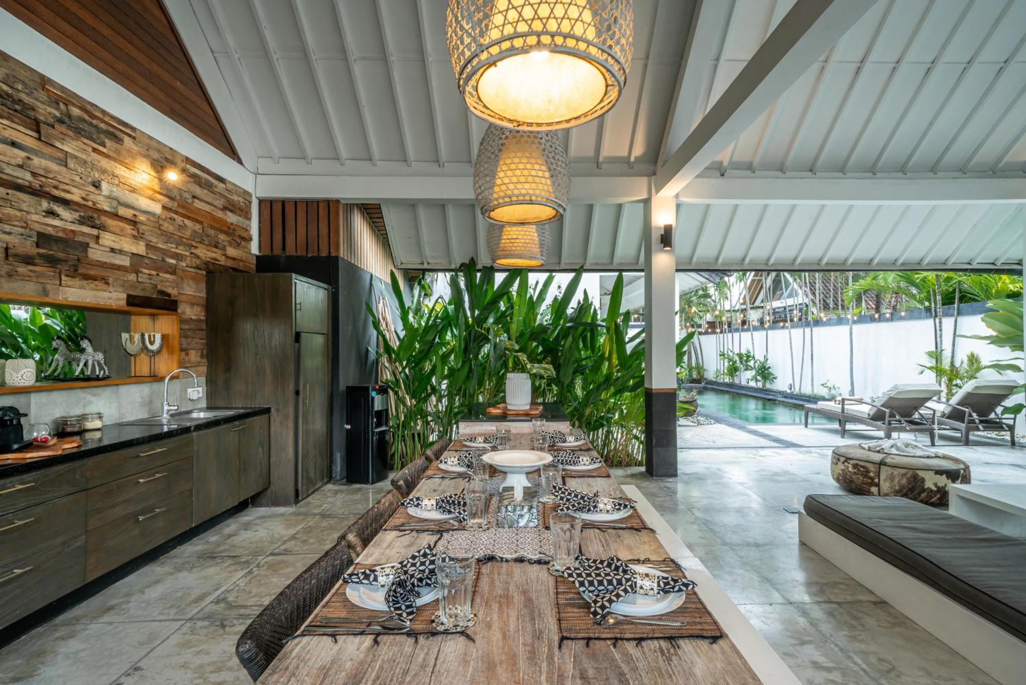Zebra Walking Distance To Potato Head Villa Seminyak (Bali)
