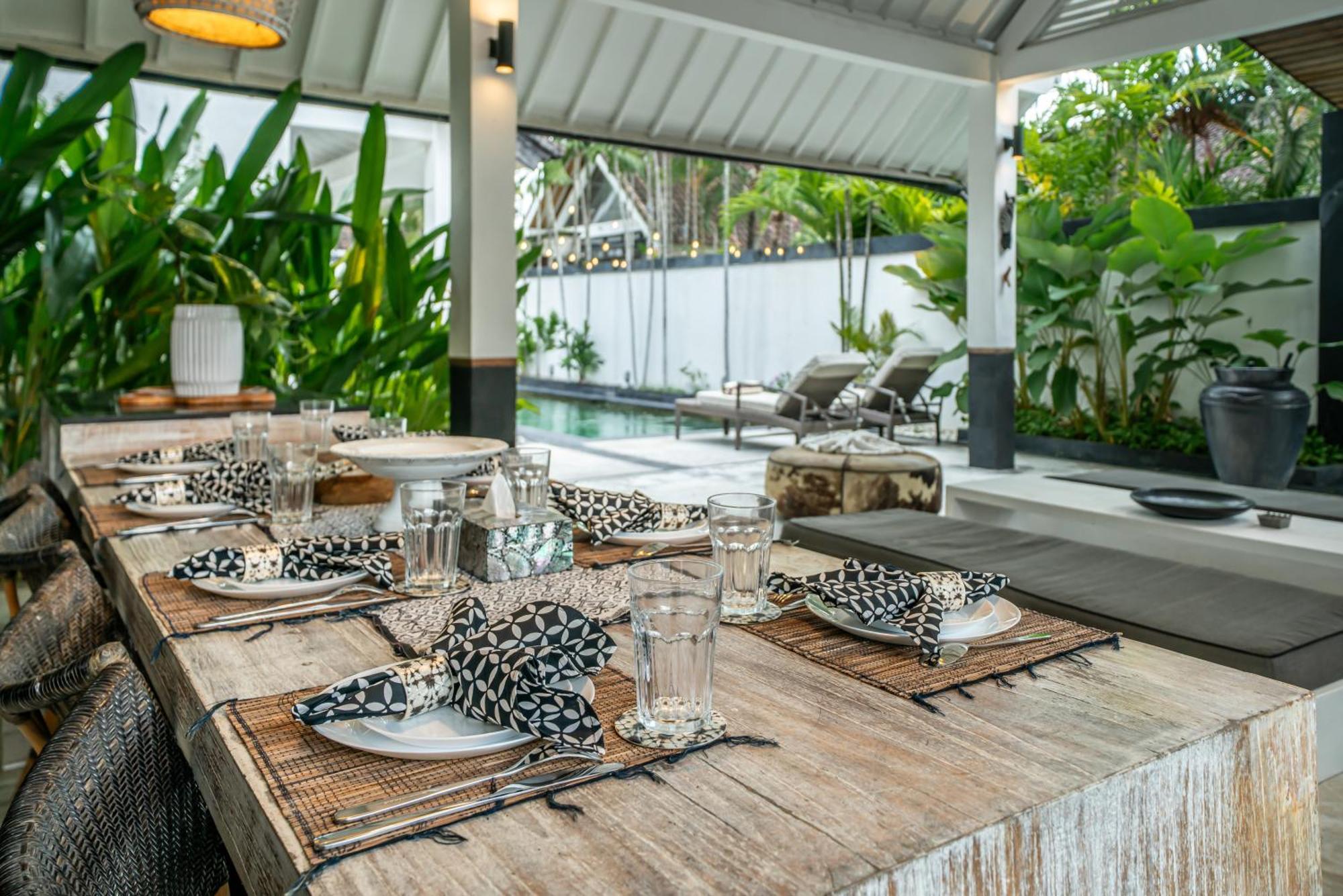 Zebra Walking Distance To Potato Head Villa *