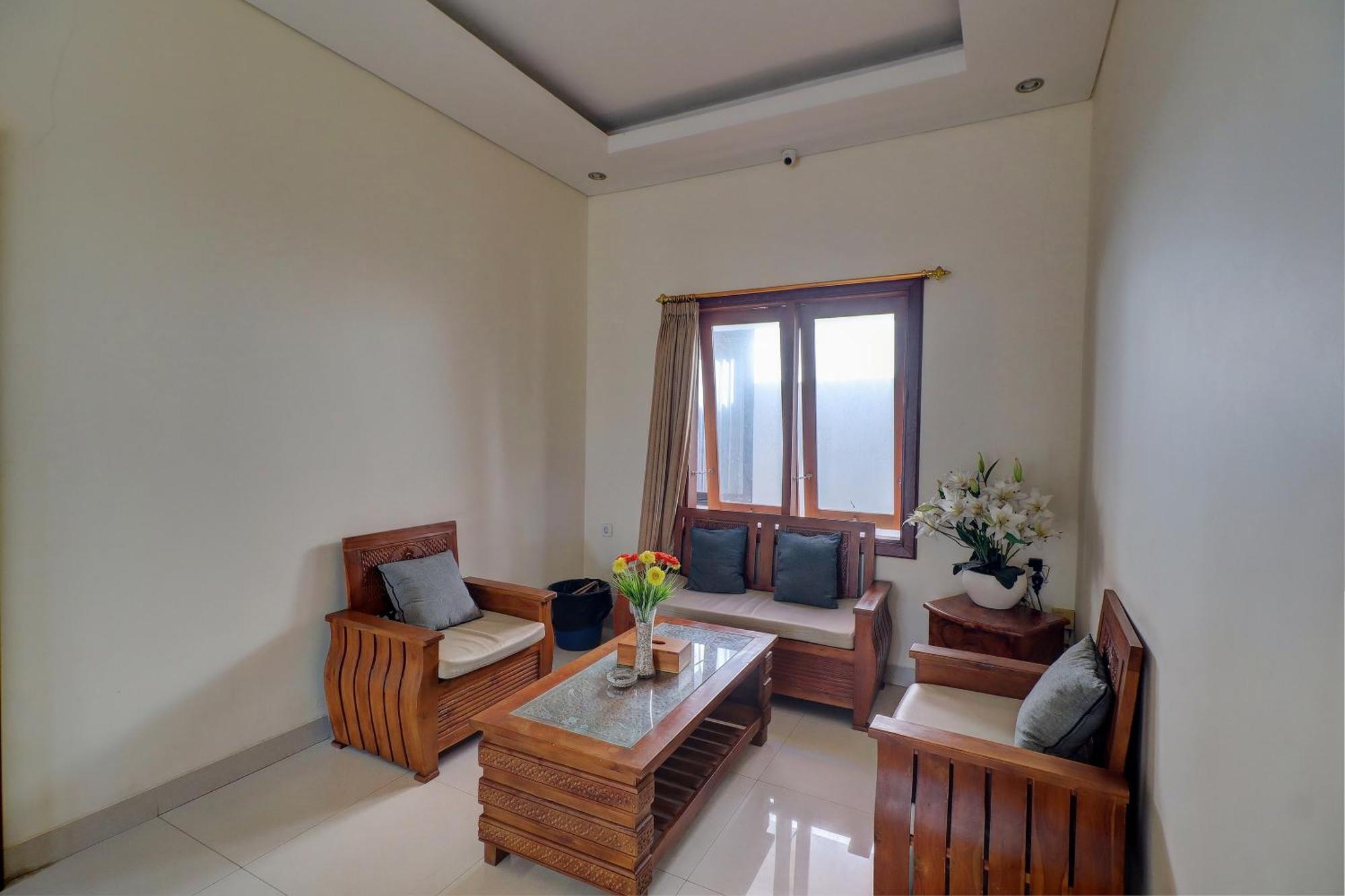Oyo Life 92852 Singgah Legian Hotel 2*