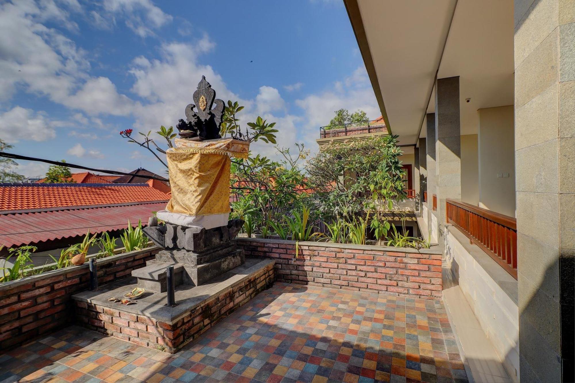 Oyo Life 92852 Singgah Legian Hotel 2*