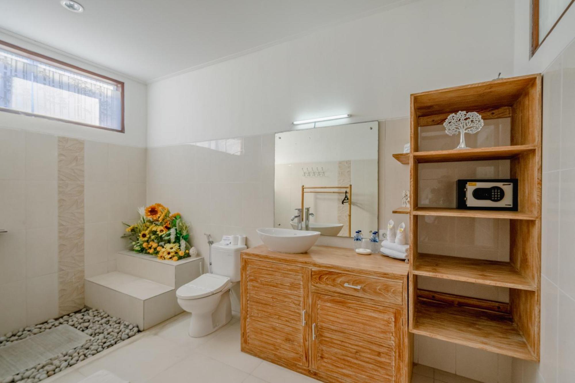 5 Bedroom In Centre Location Of *