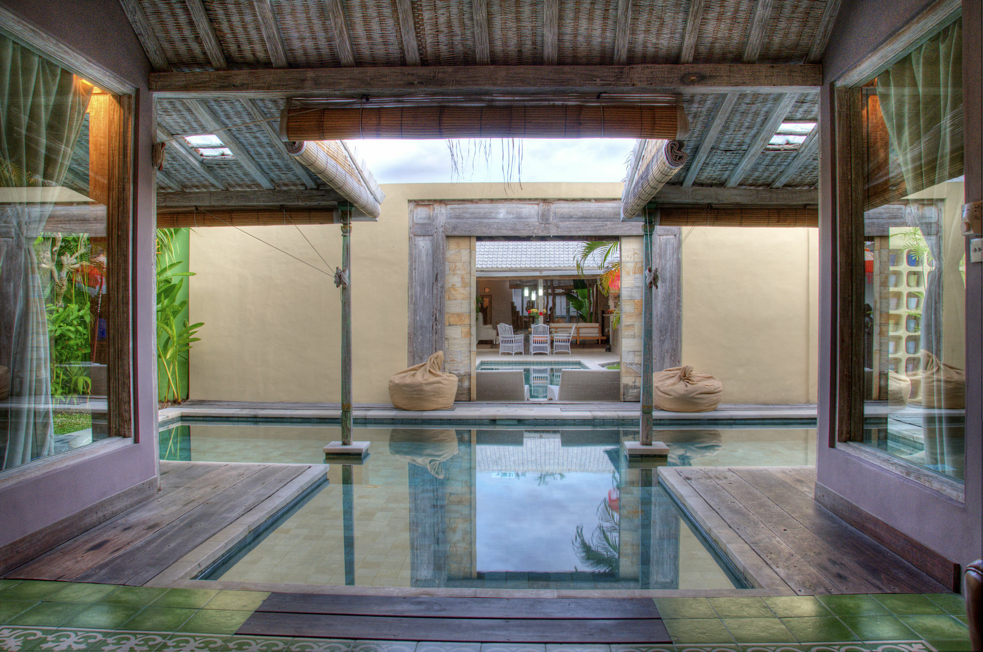 Villa West *