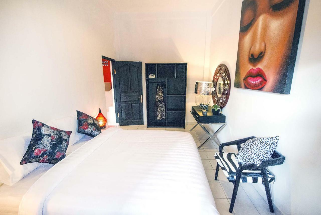 Black & Red Villa Seminyak (Bali)