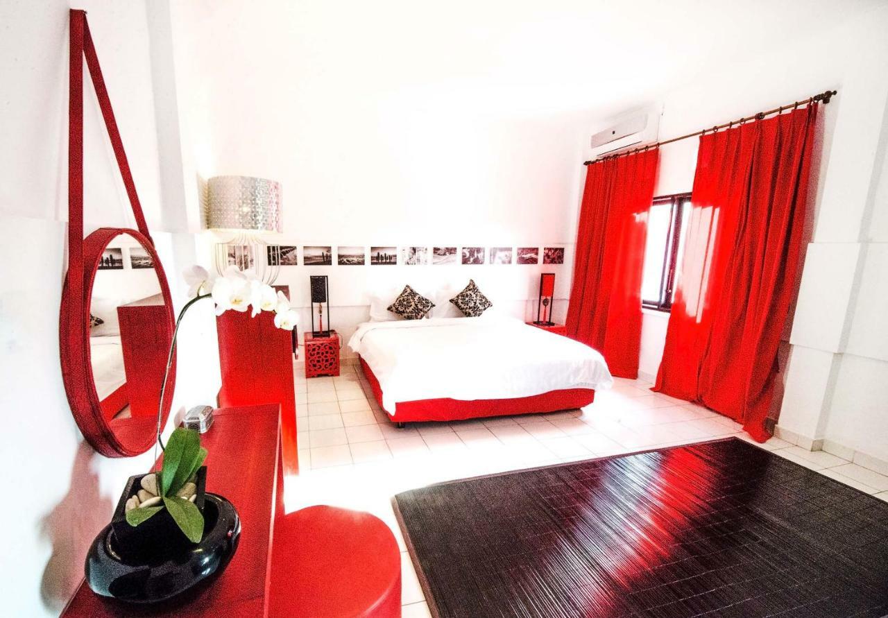 Villa Black & Red