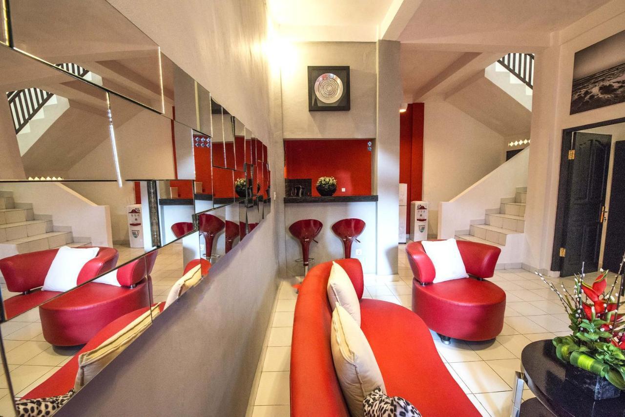 Black & Red Villa Seminyak (Bali)