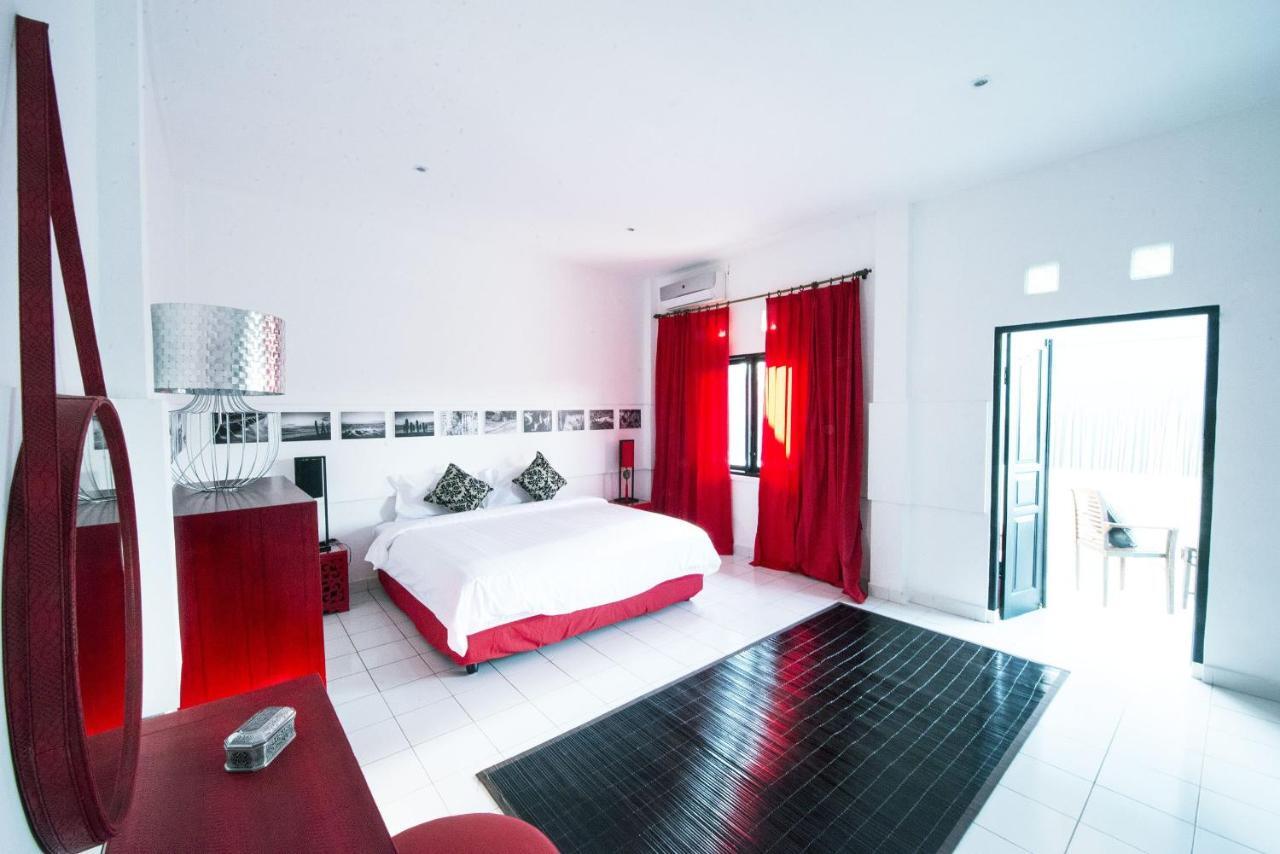 Black & Red Villa *