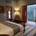Room & Vespa 3