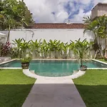 Charming 3 Bedrooms Villa Beach Walking Distance