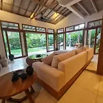Savvy Villa, A Tranquil Oasis & Walk To The Beach
