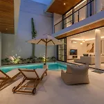 Villa Janoor - Elegant 3-Bedroom Villa Near Batu Belig Beach