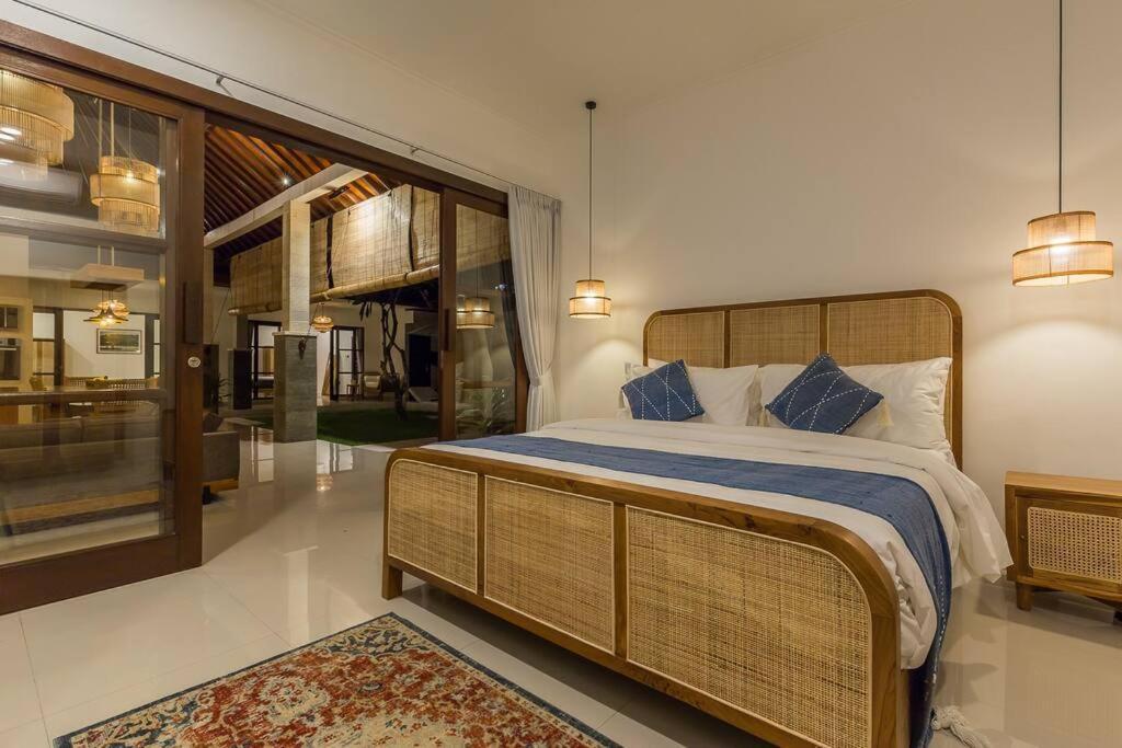 Charming 3 Bedrooms Walking Distance Seminyak (Bali)