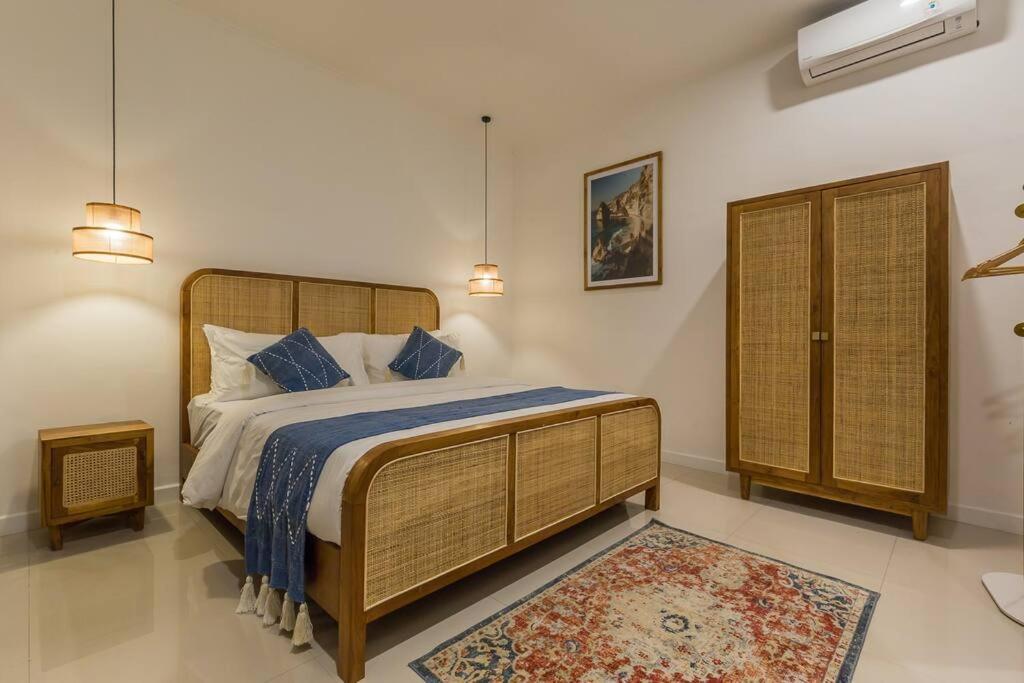 Charming 3 Bedrooms Walking Distance *