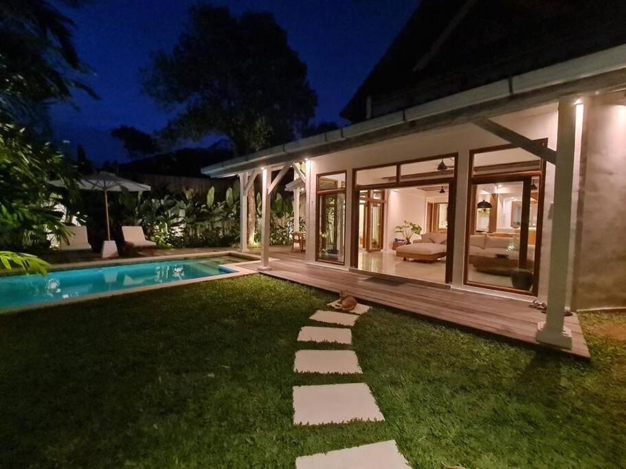 Villa Savvy Villa, A Tranquil Oasis & Walk To The Seminyak (Bali)