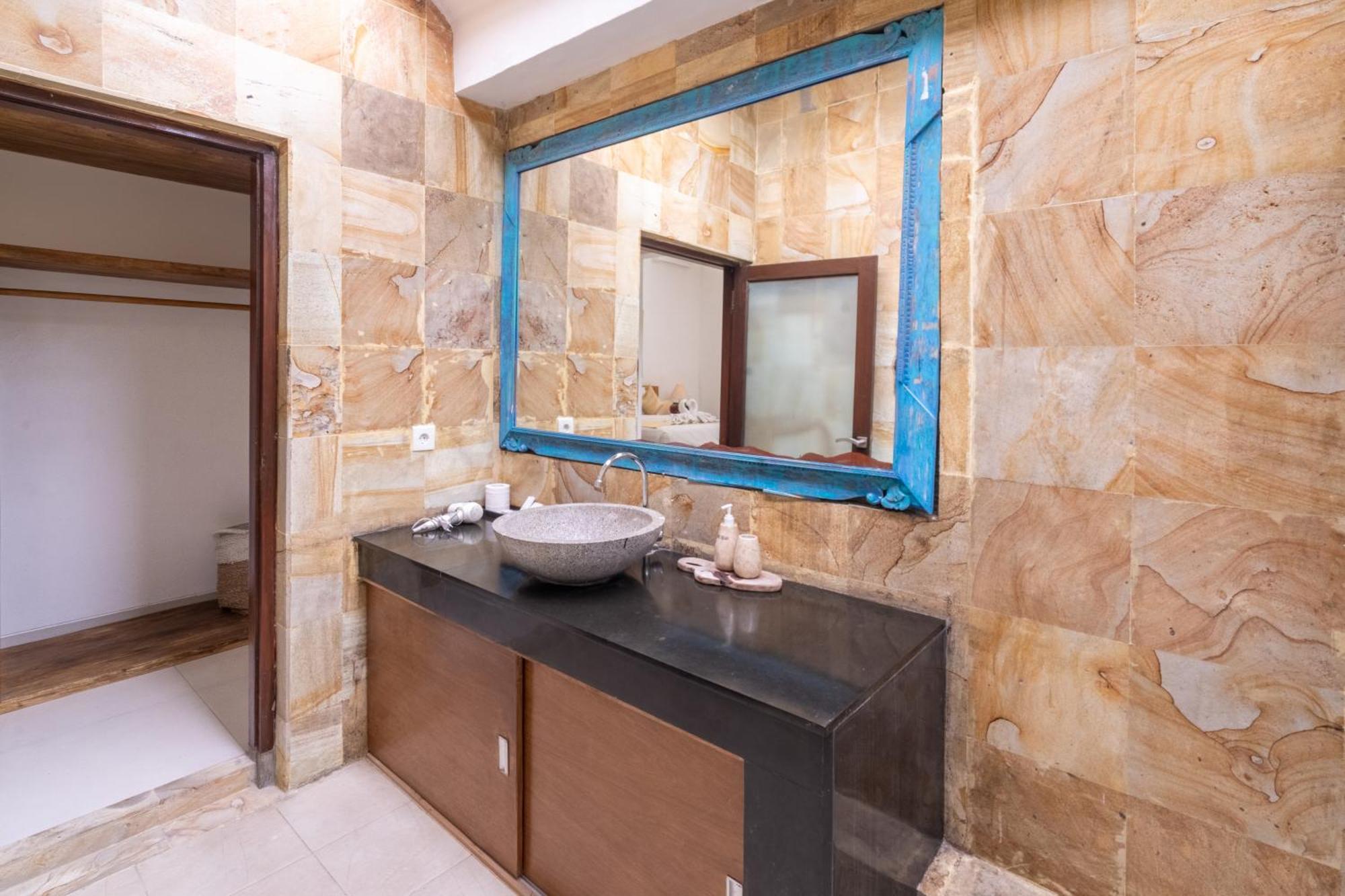 Enclose Living 5br Center Of Near Seminyak