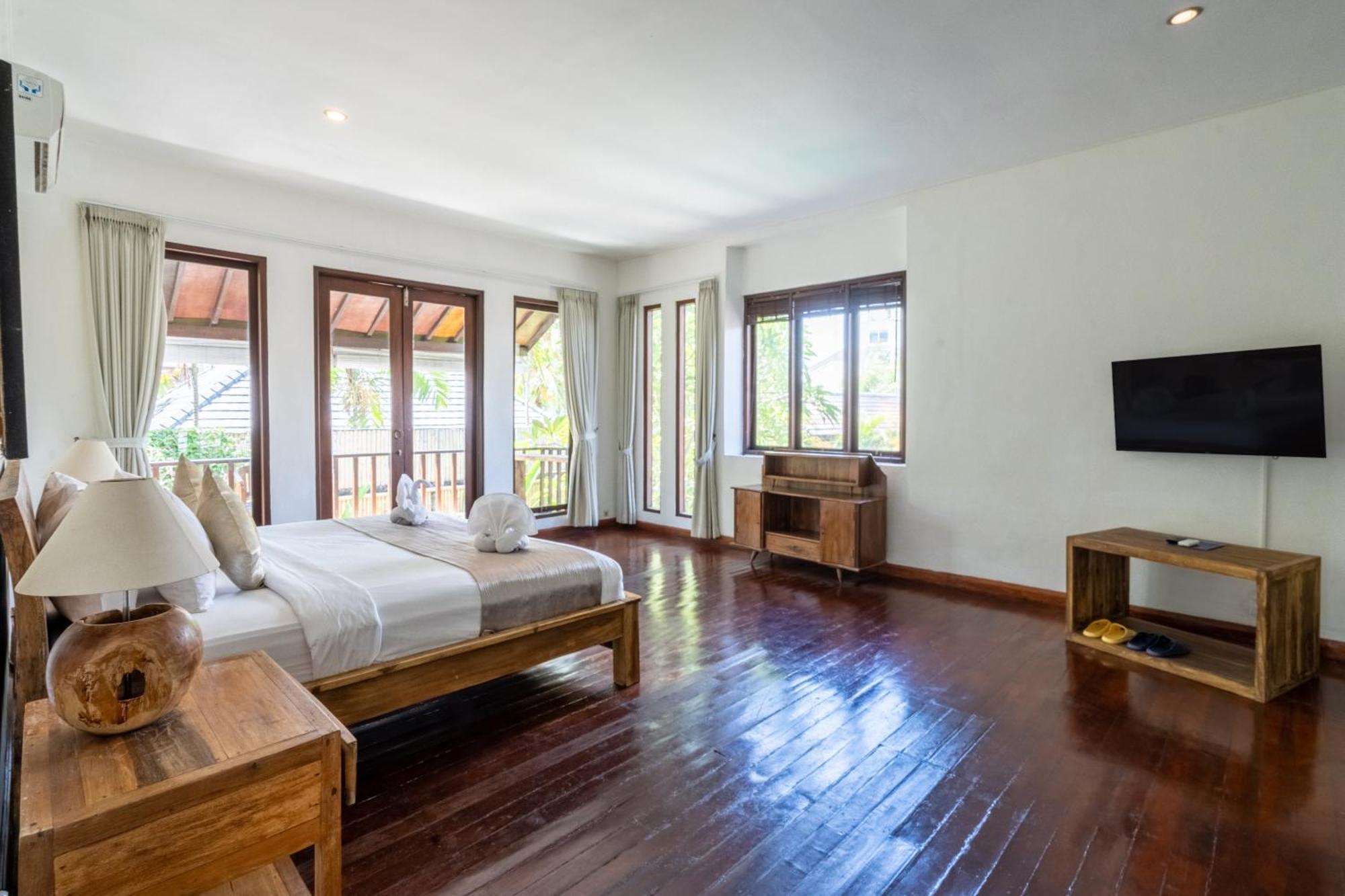 Enclose Living 5br Center Of Near Seminyak