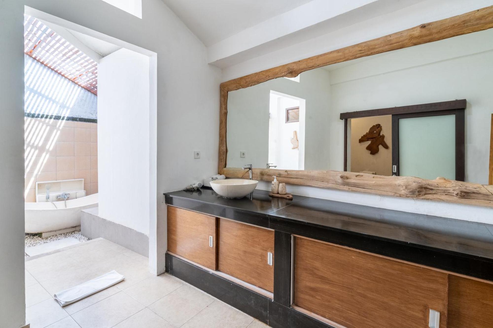 Enclose Living 5br Center Of Near * Seminyak
