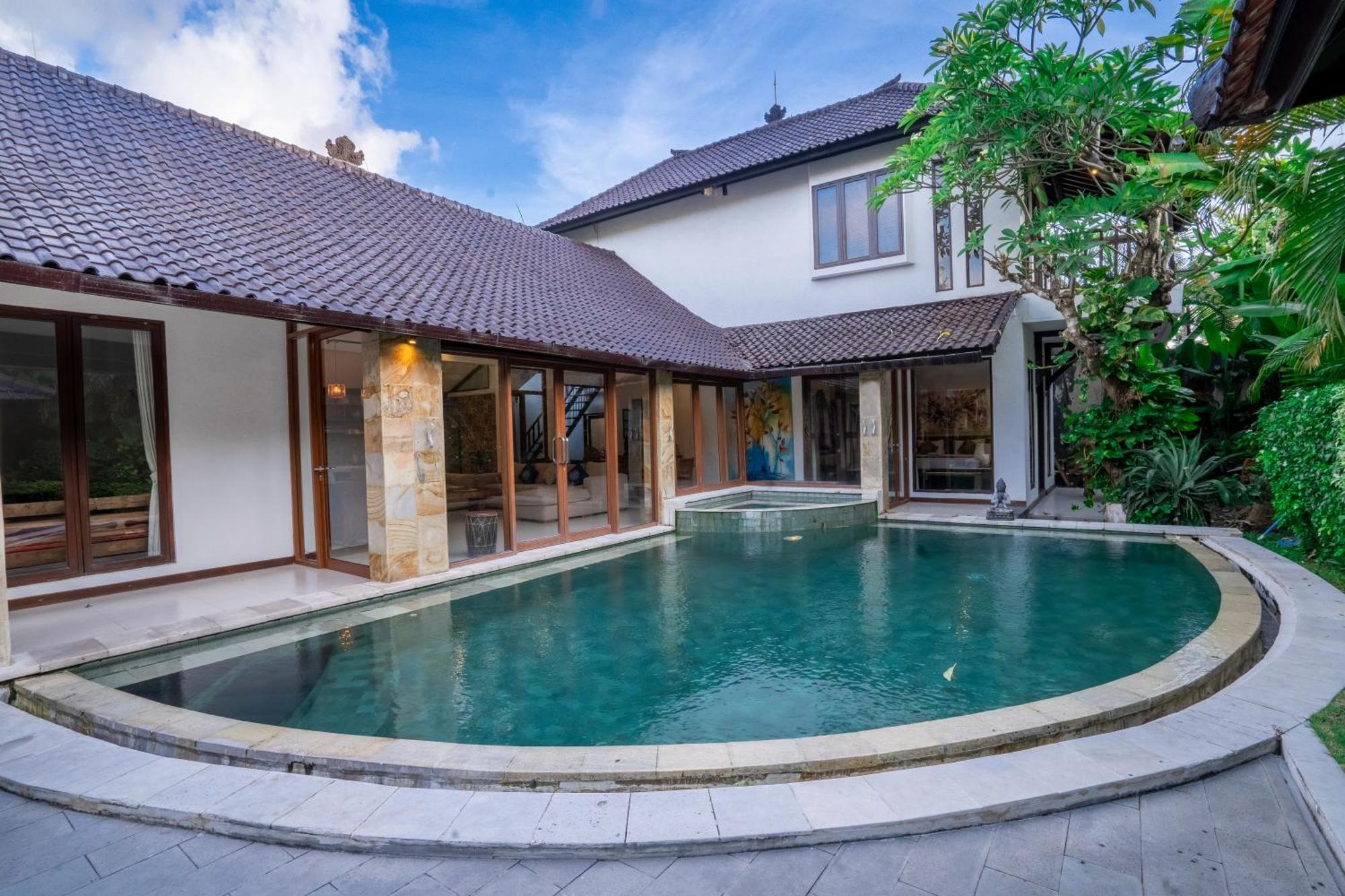 Enclose Living 5br Center Of Near Pousada Seminyak