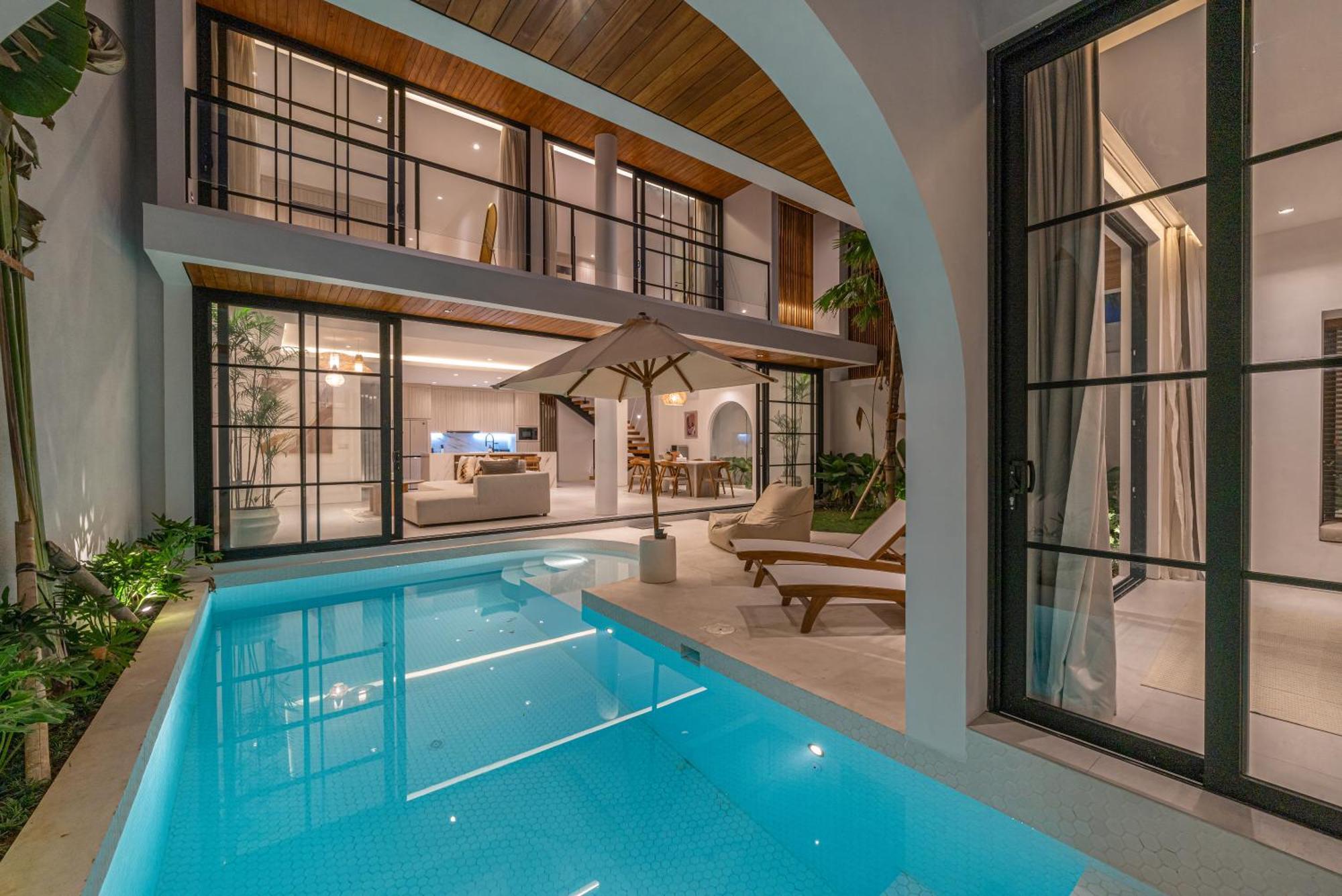 Villa Janoor - Elegant 3-bedroom Near Batu Belig Beach *